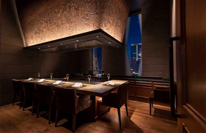 The Art of Teppanyaki Tables: Where Culinary Skill and Entertainment Meet