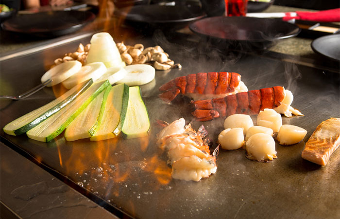 How does teppanyaki work? How does teppanyaki work?