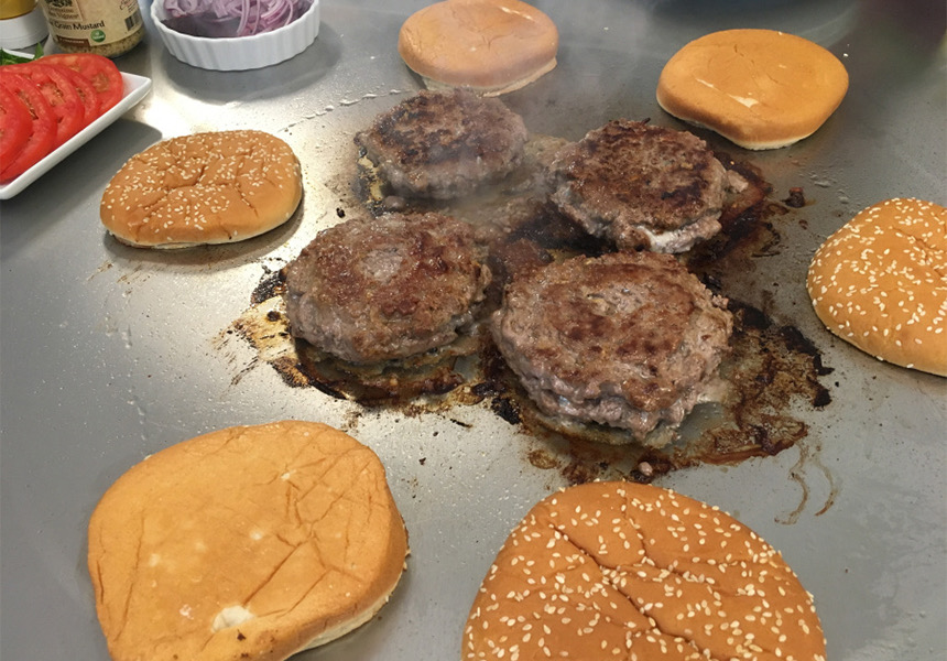 Teppanyaki Hiabchi Grill Table - A Gorgonzola Burger Teppan-Grilled