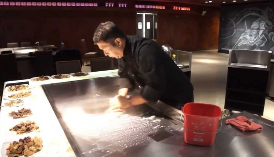 How to clean the teppanyaki griddle?