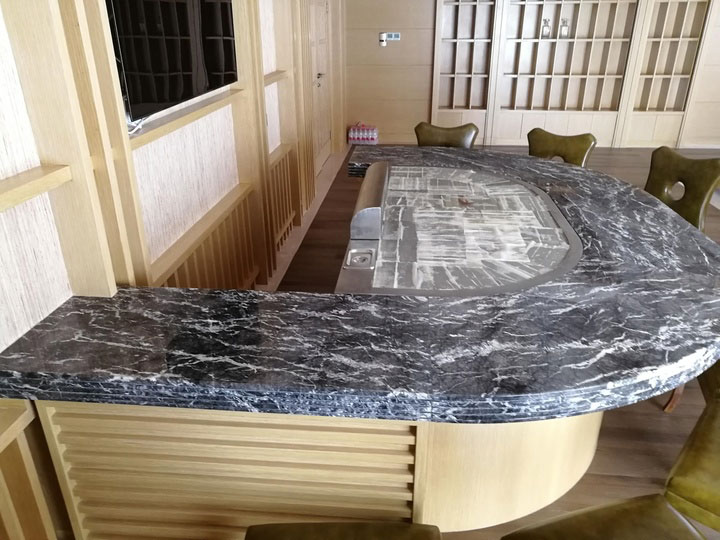 Teppanyaki table equipment and  teppanyaki cuisine