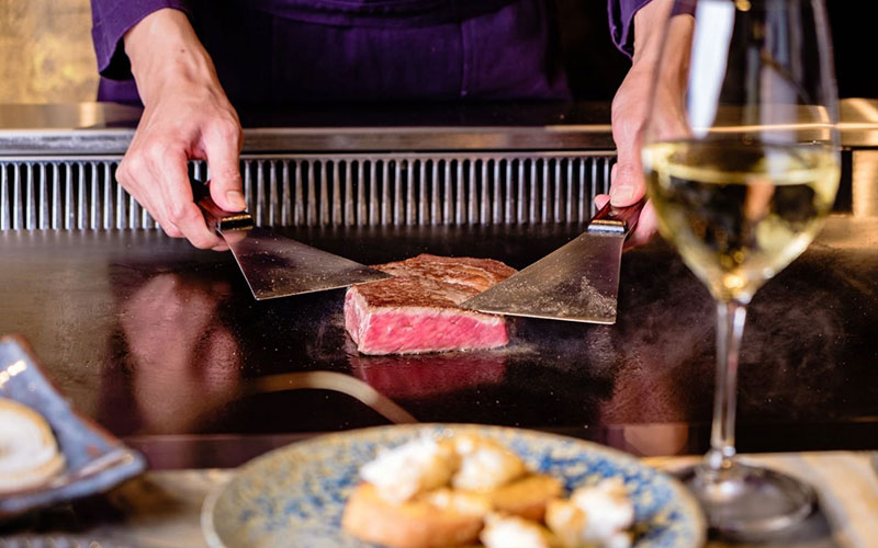 Teppanyaki Table Etiquette: Dos and Don'ts