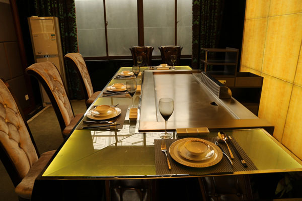 What kinds of teppanyaki grill table equipment are there?