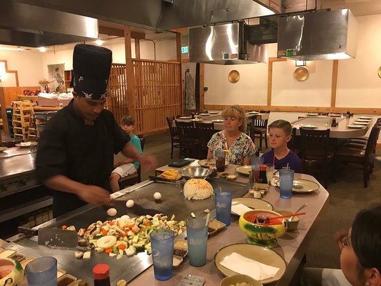 Japanese Hibachi Table Restaurant | Teppanyaki Grill | How to Cook Zucchini?