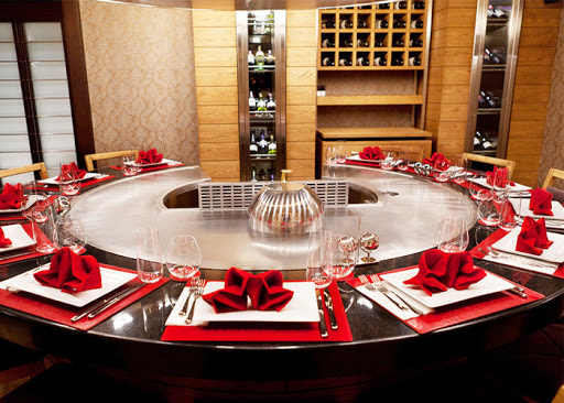 What are the types of teppanyaki grill table equipment?