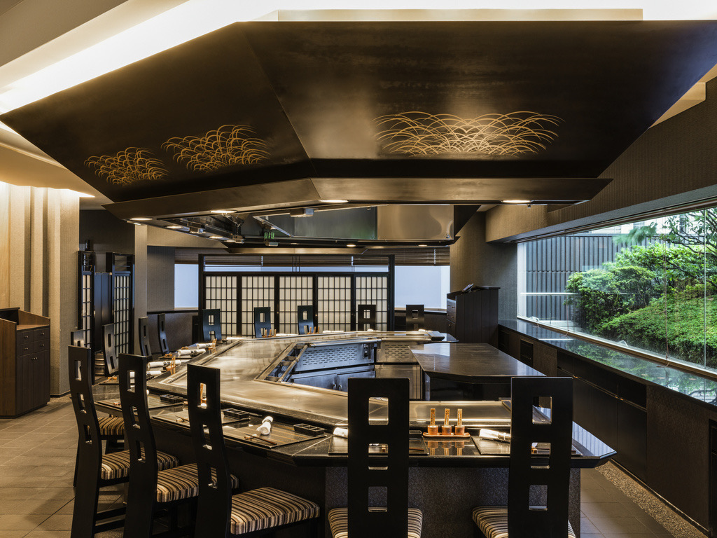 Experience the Magic of Teppanyaki at a State-of-the-Art Grill Table