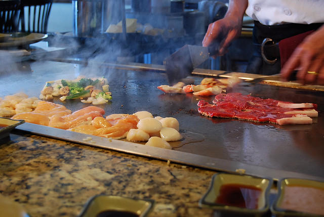What kind of oil can I use on the Teppanyaki Grill?